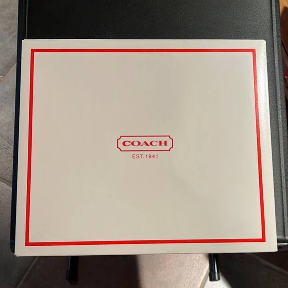 COACH Medium Sz Gift Box handbag  pocketbook or several items Birthday Holiday - Picture 1 of 8